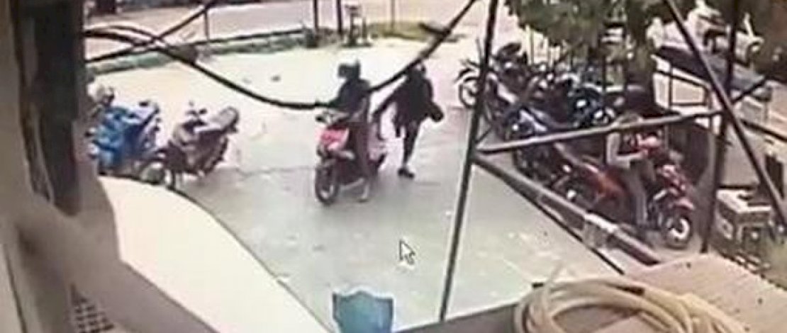 CCTV merekam detik-detik pelaku menyerang Briptu IH di depan KCP Bank Syariah Mandiri Palu. (Sumber: detik)