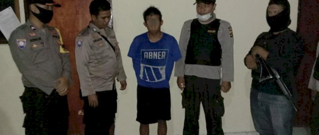 DN (baju biru) saat diamankan Polres Donggala.