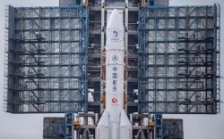 China Luncurkan Misi Luar Angkasa untuk Mengambil Batuan dari Bulan