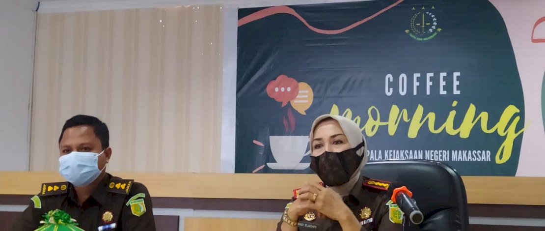 Kajari Makassar Andi Sundari (kanan), dalam coffee morning bersama media di Makassar. (Foto: Chaidir/Bukamata)