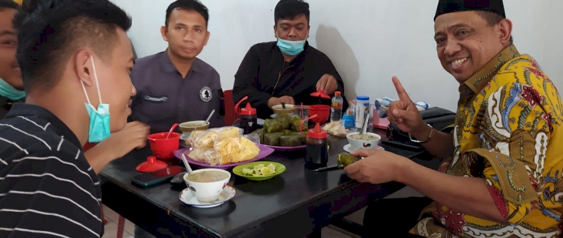 Kandidat bupati Maros, Andi Tajerimin mampir makan siang di Warung Coto Rampa, Selasa, 20 Oktober 2020.