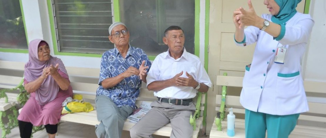 Sosialisasi cara mencuci tangan.