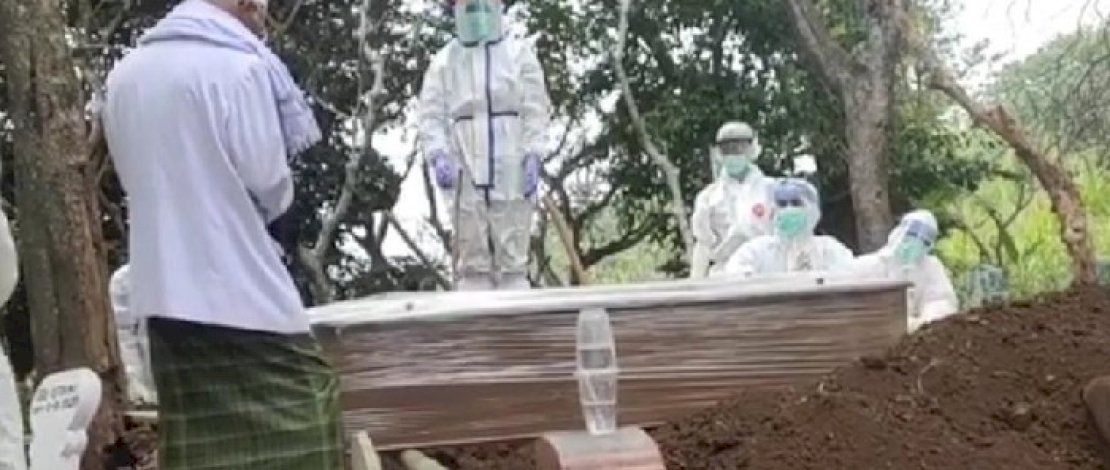Jenazah dilabeli Covid-19, meski hasil tesnya nonreaktif.