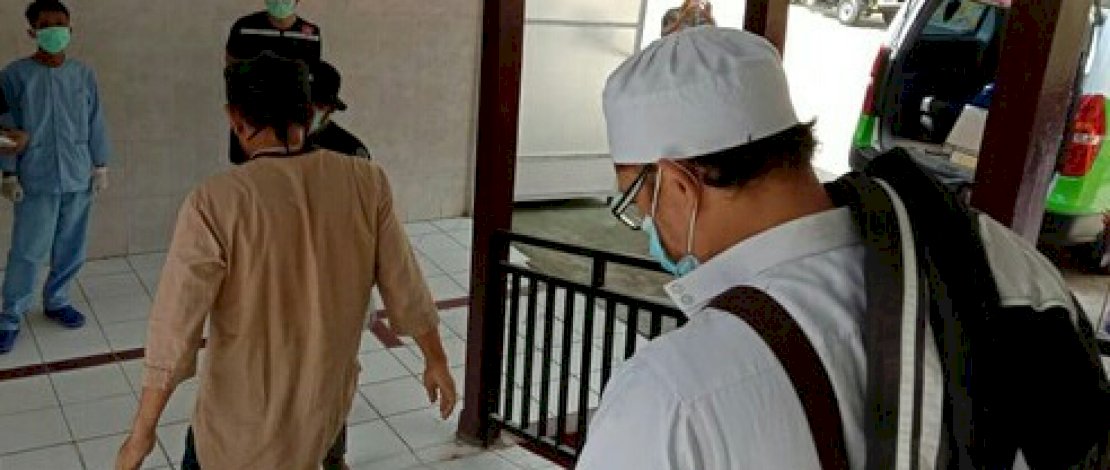 LK dan NS tampak meninggalkan RS Ajjapangnge menuju sebuah mobil yang akan mengantar menuju kediamannya.