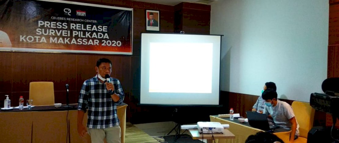 Nur Hidayat saat memaparkan hasil surveinya. Nur Hidayat saat memaparkan hasil surveinya.