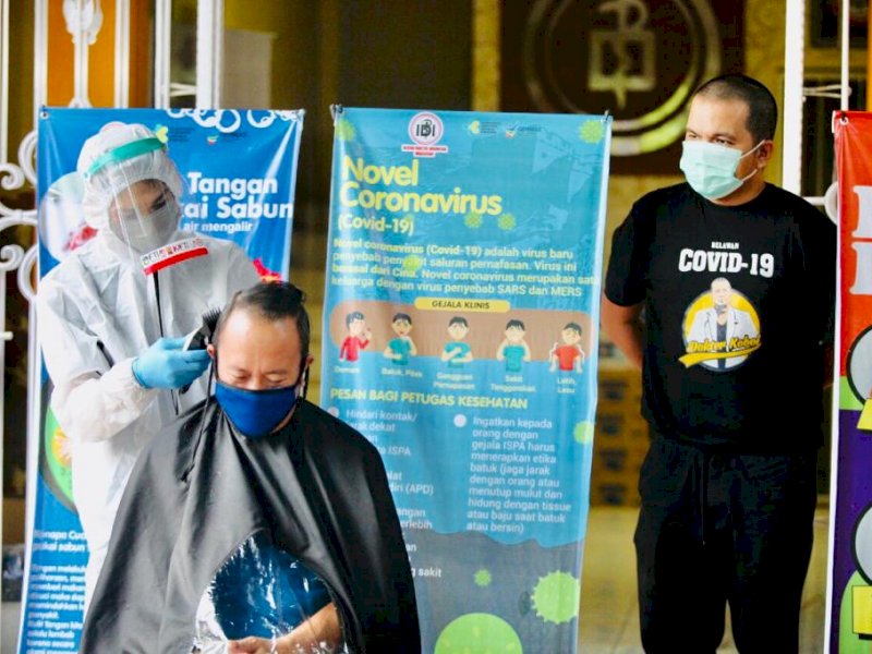Rambut Memanjang, Dokter di Makassar Cukur dengan Protap Covid-19