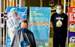 Rambut Memanjang, Dokter di Makassar Cukur dengan Protap Covid-19
