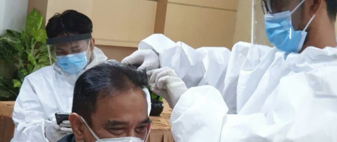 Prof Irawan Yusuf dicukur dengan protap Covid-19 di IFI Makassar.