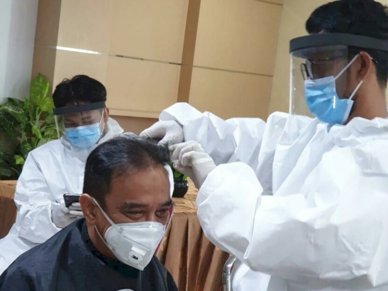 Dicukur Pakai Protap Covid-19 IDI Makassar, Prof Irawan: Ini Cara Kreatif Dokter Makassar