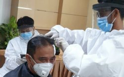 Dicukur Pakai Protap Covid-19 IDI Makassar, Prof Irawan: Ini Cara Kreatif Dokter Makassar