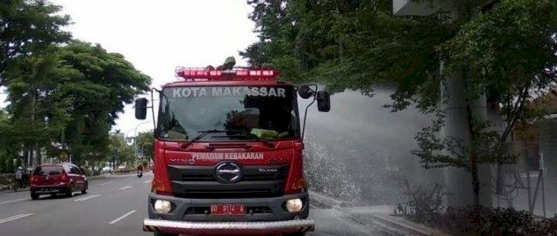 Armada Damkar Kota Makassar, menyemprotkan disinfektan di beberapa penjuru kota.