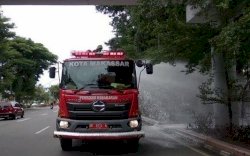 Lawan Covid-19, Damkar Makassar Kembali Lakukan Penyemprotan Disinfektan