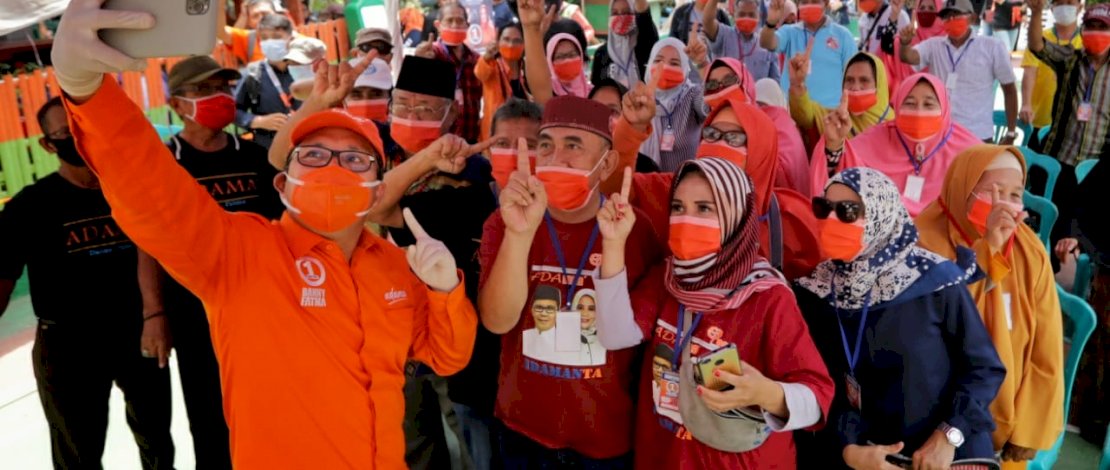 Danny Pomanto saat menyapa dan berfoto bersama warga Romang Tangaya.