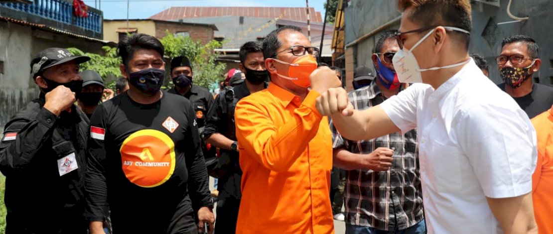 Danny Pomanto salah Covid-19 dengan salah seorang warga di Tamalate. Danny Pomanto salah Covid-19 dengan salah seorang warga di Tamalate.