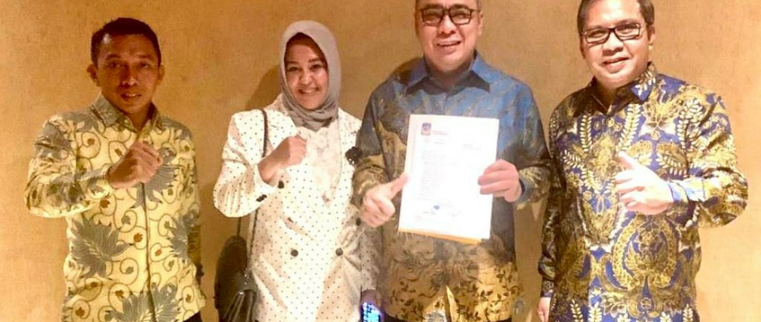 Danny Pomanto dan Fatmawati Rusdi saat menerima rekomendasi NasDem. Danny Pomanto dan Fatmawati Rusdi saat menerima rekomendasi NasDem.