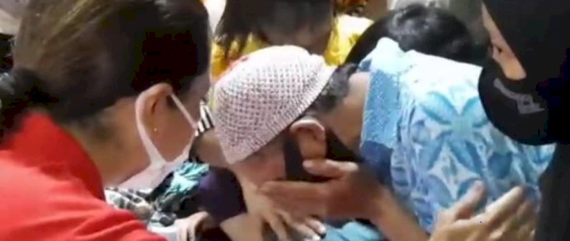 Grace Juliari Batubara saat menyerahkan laptop dan ponsel ke A yang tampak terharu.