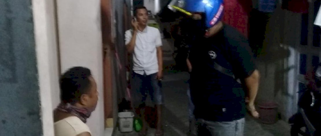 Petugas dari Polsek Panakkukang melakukan olah TKP di indekos korban pencurian. Petugas dari Polsek Panakkukang melakukan olah TKP di indekos korban pencurian.