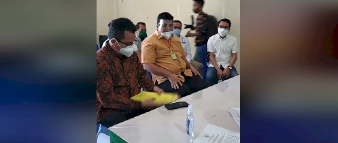 Tim Hukum Tina-Ado saat melaporkan pasangan Habsi Wahid-Irwan SP Pababari (Hasbi-Irwan) di Bawaslu Mamuju, Jumat (25/9/2020)