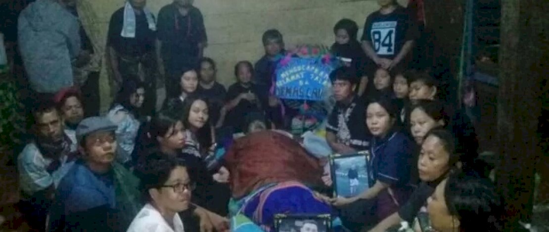 Keluarga korban duduk mengelilingi jenazah almarhum Demas Laira. (Sumber foto: Wartalika) Keluarga korban duduk mengelilingi jenazah almarhum Demas Laira. (Sumber foto: Wartalika)