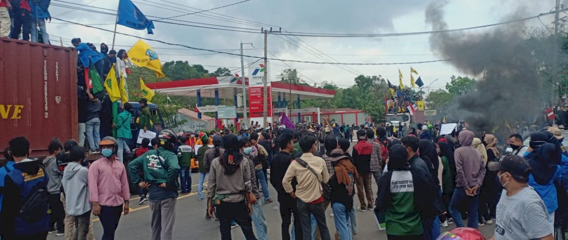 Mahasiswa yang tergabung dalam Afarat, menyandera truk kontainer lalu berorasi di atasnya.