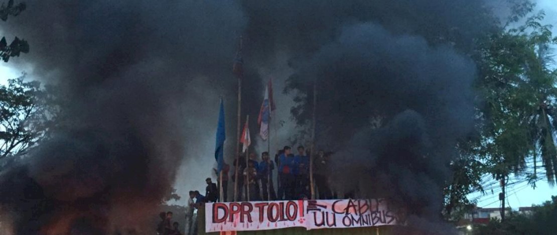 Aksi demonstrasi di depan Unismuh, Jl Sultan Alauddin, Makassar.