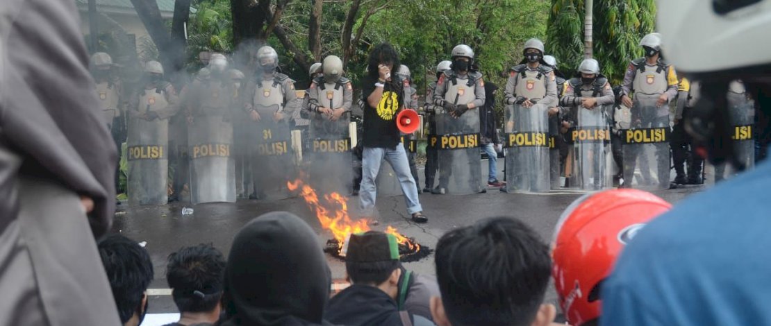 Demo Tolak Omnibus Law Cipta Kerja di kantor DPRD Kota Parepare, Jumat (9/10/2020). Foto/Kifly
