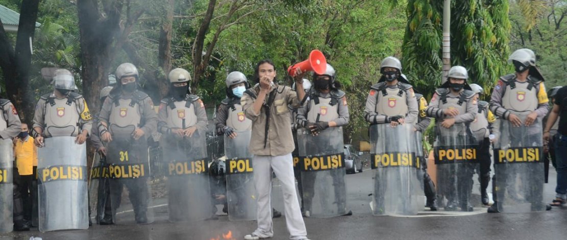 Demo Tolak Omnibus Law Cipta Kerja di kantor DPRD Kota Parepare, Jumat (9/10/2020). Foto/Kifly

