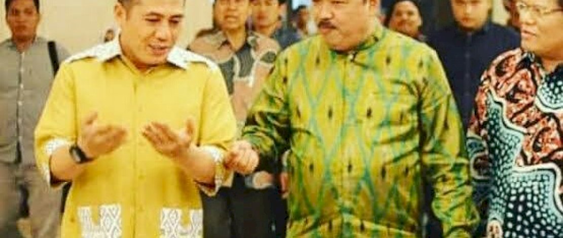 Deng Ical berbincang dengan Andi Jamaro Dulung.