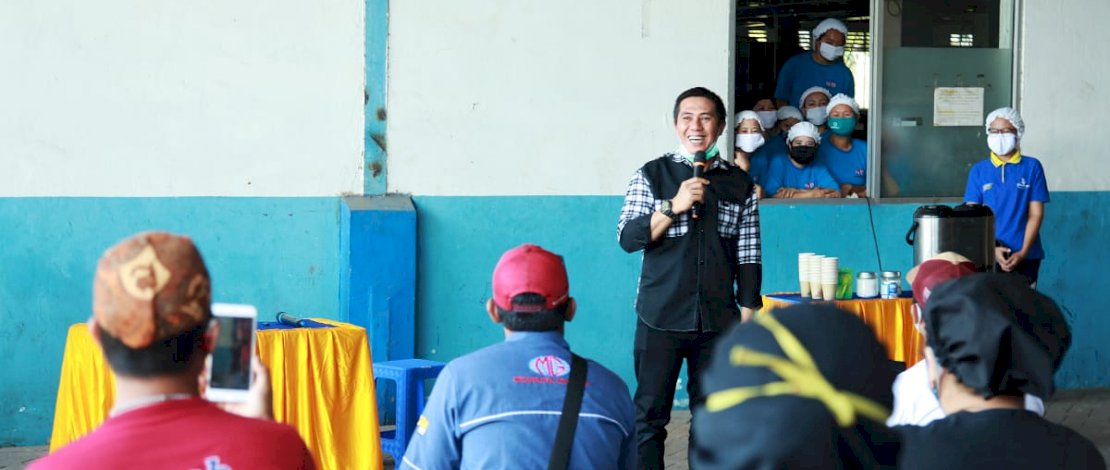 Deng Ical saat berbicara di depan warga Makassar. Deng Ical saat berbicara di depan warga Makassar.