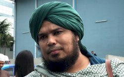 Soal Imbauan Salat di Rumah, Derry Sulaiman: Mal Nggak Ditutup, Kenapa Harus Masjid?