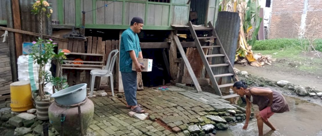 Komang Dg Kebo saat mendapatkan bantuan dari Kombes.
