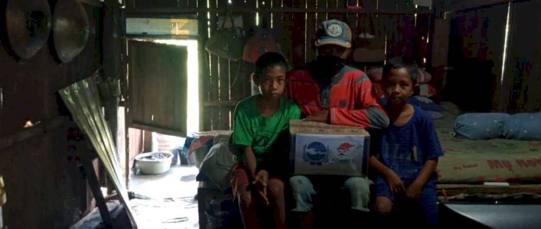 Dg Sampara dan anak-anaknya memangku bantuan dari Kombes Makassar.