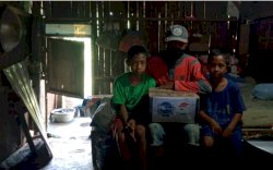 Tak Ada Uang Perbaiki Kompor, Duda Tua Ini Terpaksa Cari Kayu Bakar untuk Keperluan Masak Anak-anaknya