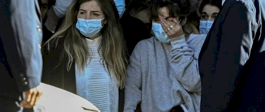 Putri Diego Maradona Dalma (kiri) dan Giannina, di Buenos Aires pada 26 November (Foto: AFP / Juan Mabromata)