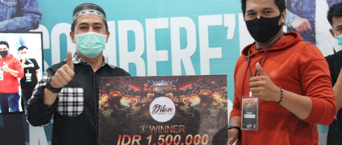 Deng Ical saat menyerahkan hadiah kepada pemenang eSport Mobile Legends.
