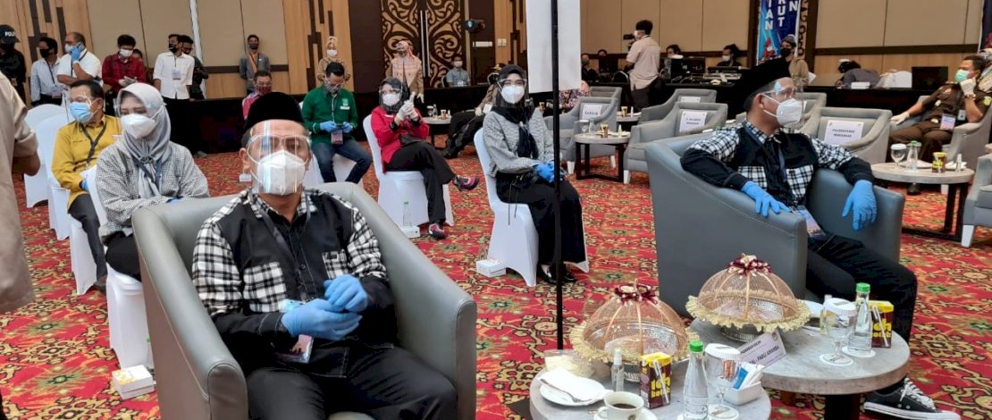 Pasangan Syamsu Rizal-Fadli Ananda, saat pengundian nomor urut di Hotel Harper, Makassar.