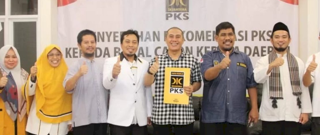 Deng Ical saat menerima surat tugas dari PKS.