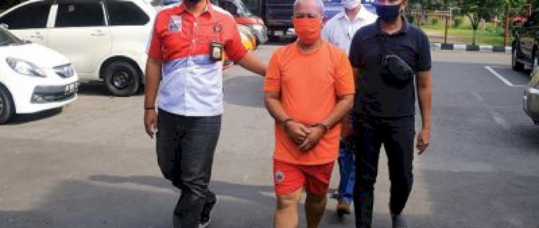 Gus Cholil saat digelandang petugas dari Satreskrim Polresta Surakarta. (Sumber: Radar Solo) Gus Cholil saat digelandang petugas dari Satreskrim Polresta Surakarta. (Sumber: Radar Solo)