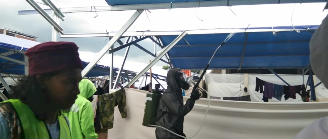 Penyemprotan disinfektan oleh Brimob.