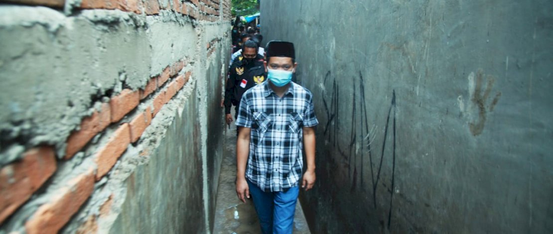 Dokter Fadli Ananda salam Covid-19 dengan pendukungnya. Gambar lain, saat melintasi lorong.