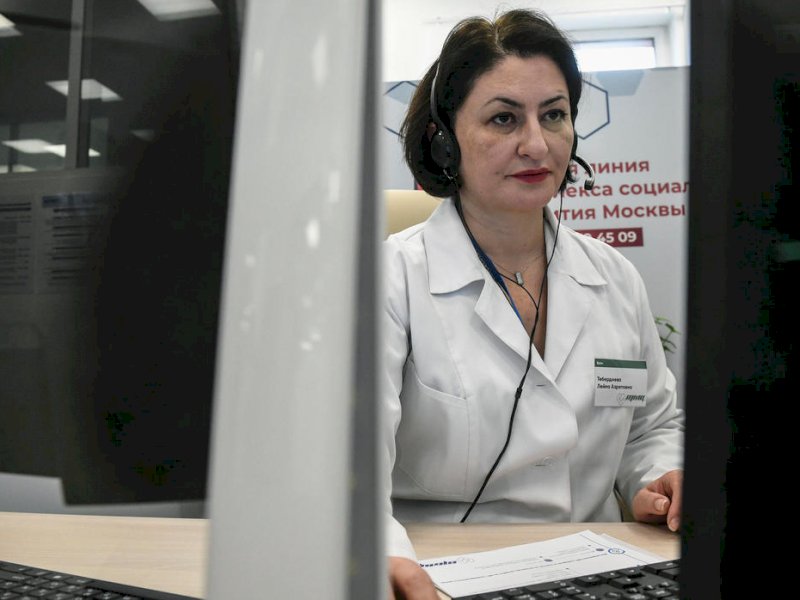 Dokter di Moskow Konsultasi Pasien Corona Lewat Video Call