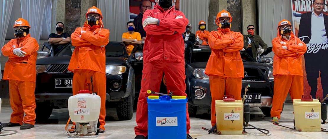 Danny Pomanto dan tim, bersiap turun melakukan penyemprotan. 