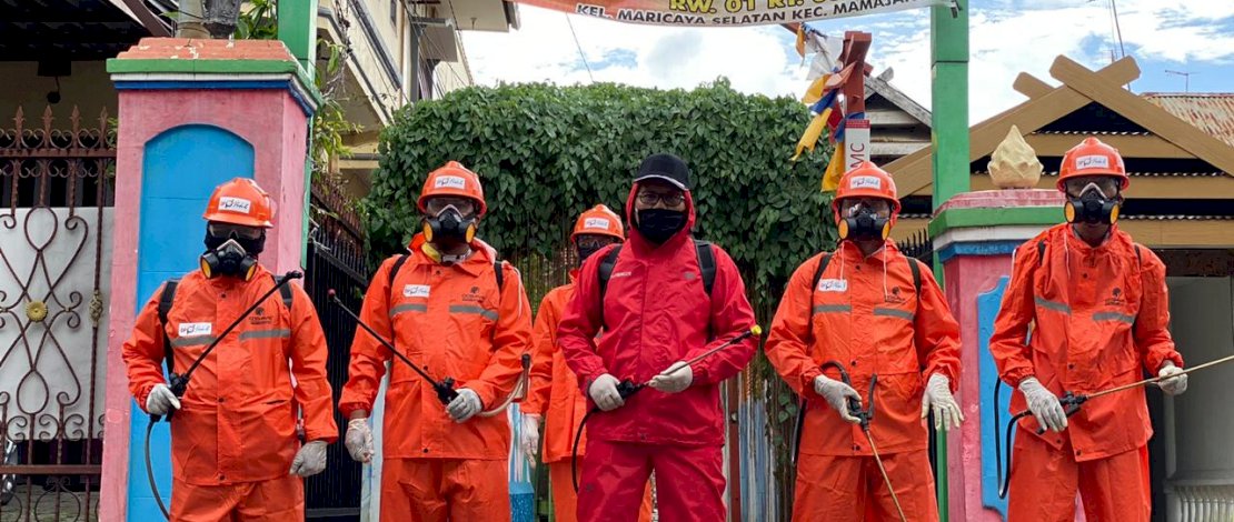 Danny Pomanto dan tim, bersiap turun melakukan penyemprotan. 