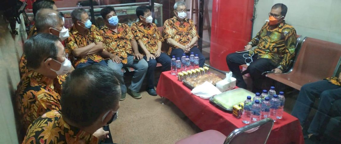 Danny Pomanto (kanan), bersilaturahmi dengan tokoh Tionghoa di Klenteng Xian Ma.