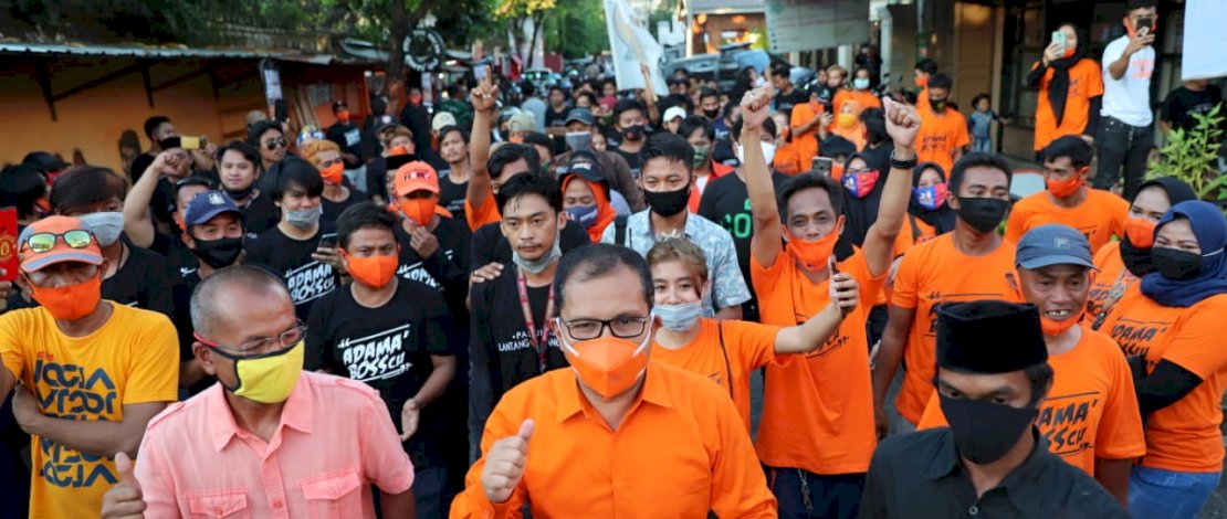 Danny Pomanto bersama warga Kelurahan Mangasa.