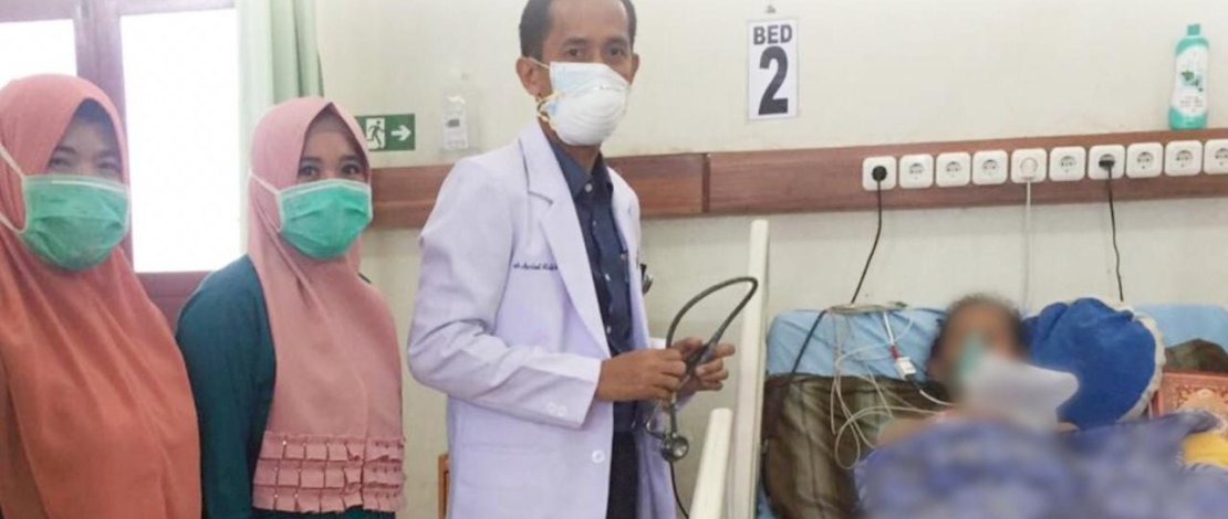 dr Asriadi Ali dan perawat saat akan memeriksa pasien di RSUD Pajonga Dg Ngalle, Takalar.