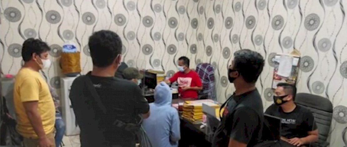 Dua artis yang ditangkap kasus prostitusi, diperiksa di Polsek Tanjung Priok.