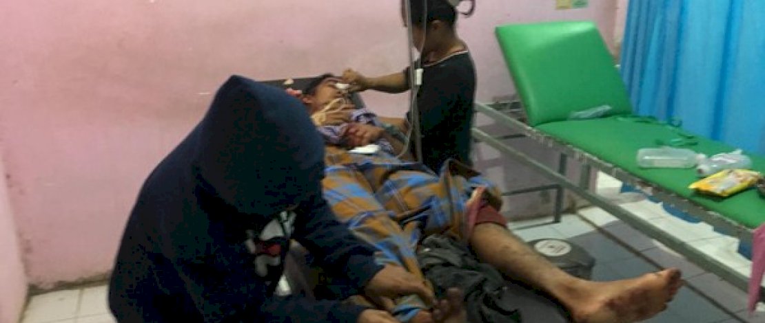 Polisi mengevakuasi jenazah korban duel maut di gang sawit, Kalbar. (Foto: adi saputro/detik)