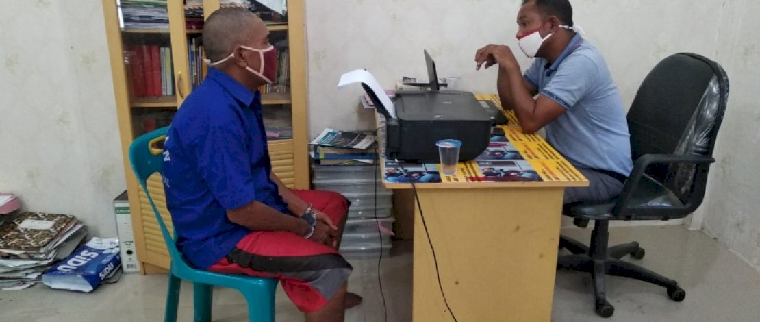 Dukun cabul, NM, saat diperiksa penyidik.