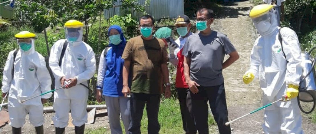 Penyemprotan disinfektan Dusun Labunge, Barru. 